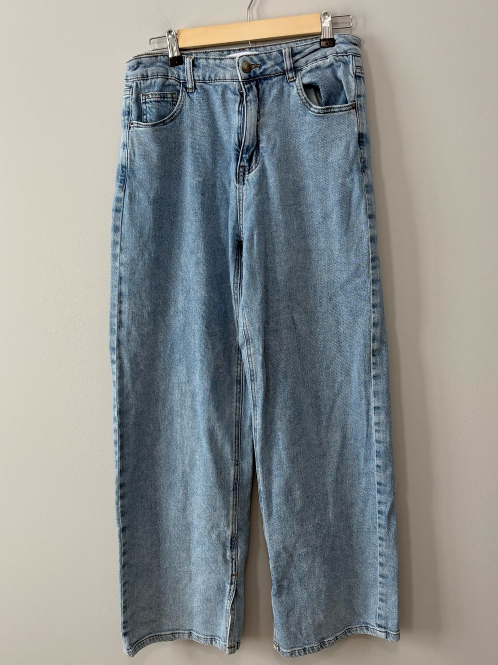 Urban Revivo Classic Boho High-Waist Split Hem Wide-Leg Jeans in Light Blue